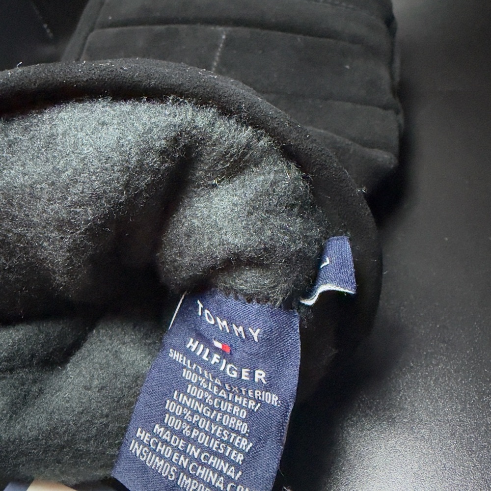Tommy Hilfiger Black Leather Gloves with Tech Fingers - Picture 3 of 4